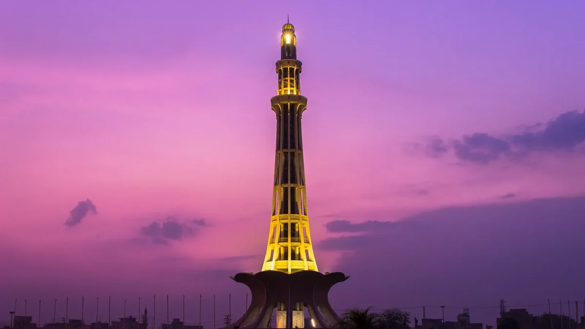 Minar-e-Pakistan in Lahore at dusk